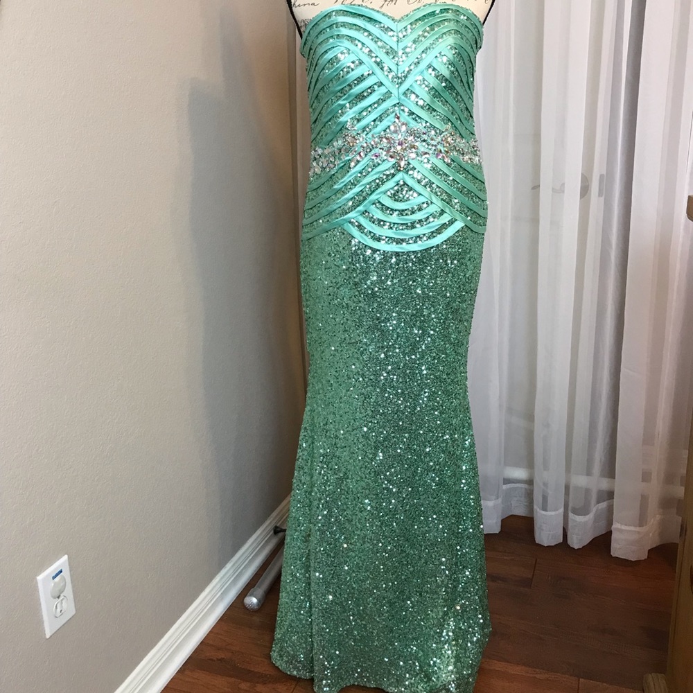 👗Gorgeous Green Sequin Formal/Prom Dress